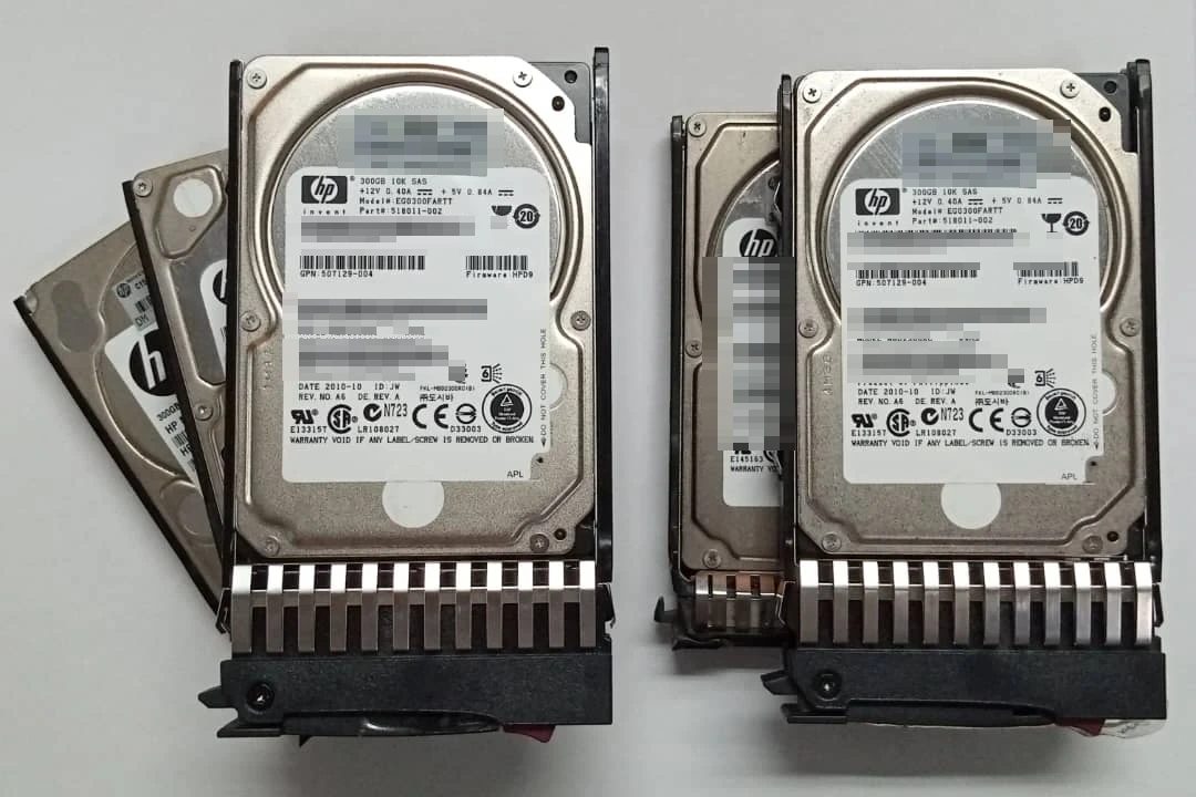 Discos SAS de 300 GB a 10.000 rpm en sus bandejas de intercambio en caliente, retirados de un servidor para el análisis